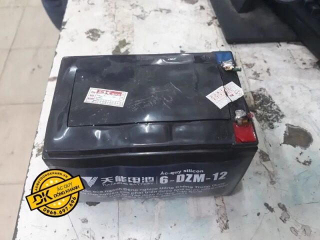 Kiểm tra bằng mắt thường để biết cách kiểm tra bình ắc quy xe ô tô bị phồng