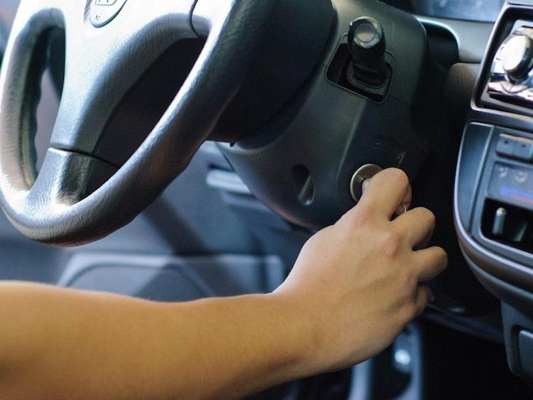 Khởi động động cơ trước khi thay nhớt lạnh xe ô tô giúp dầu loãng hơn và dễ dàng thoát ra ngoài
