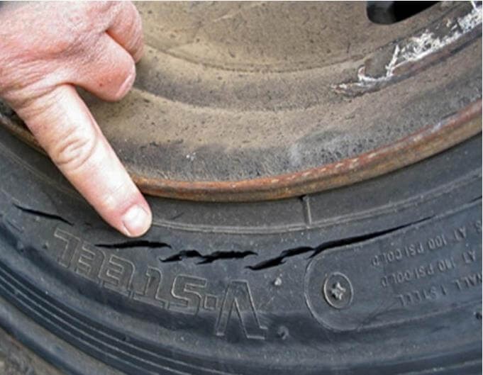 Khiếm khuyết trong quá trình sản xuất có thể gây ra hiện tượng lốp xe ô tô bị nứt sớm.