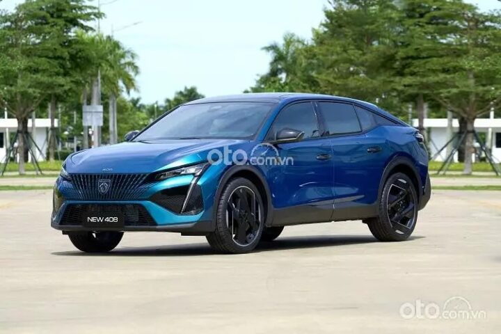 Ngoại thất xe Peugeot 408 phiên bản GT với thiết kế hiện đại, thể thao, thể hiện đẳng cấp của dòng xe ô tô Peugeot.
