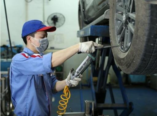 Chủ xe cần bảo trì lốp xe ô tô bị nứt ngay lập tức để tránh các rủi ro nguy hiểm khi vận hành.