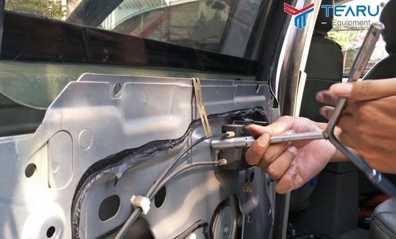 Kiểm tra các bộ phận để xác định nguyên nhân sửa kính xe ô tô
