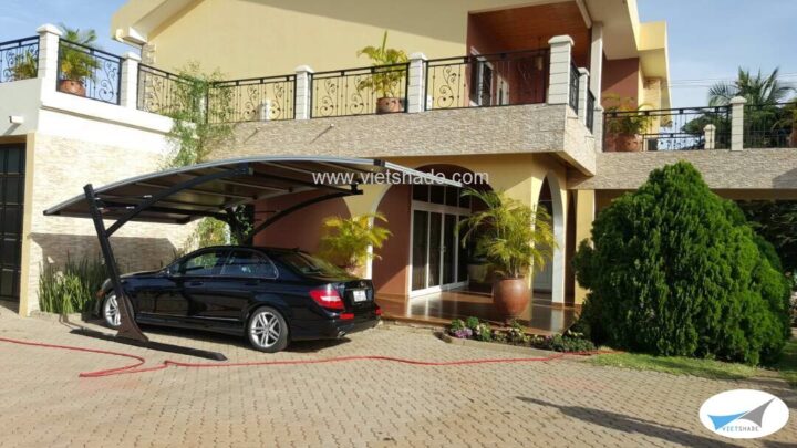Nhà để xe ô tô thông minh với mái căng hiện đại, bảo vệ xe khỏi thời tiết