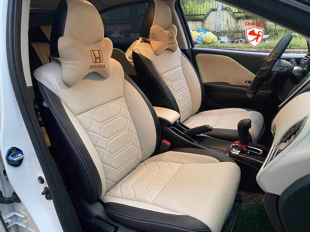 Khoang nội thất Honda City với ghế bọc da Nappa cao cấp và ốp vân gỗ, mang lại trải nghiệm tiện nghi