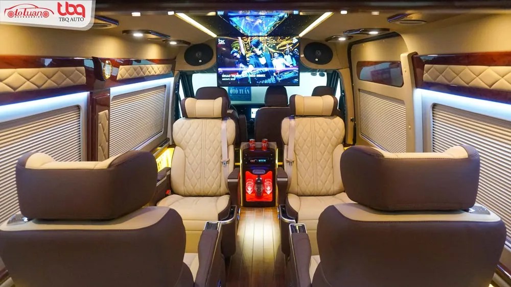Ford Transit Limousine có chức năng xoay ghế 180 độ