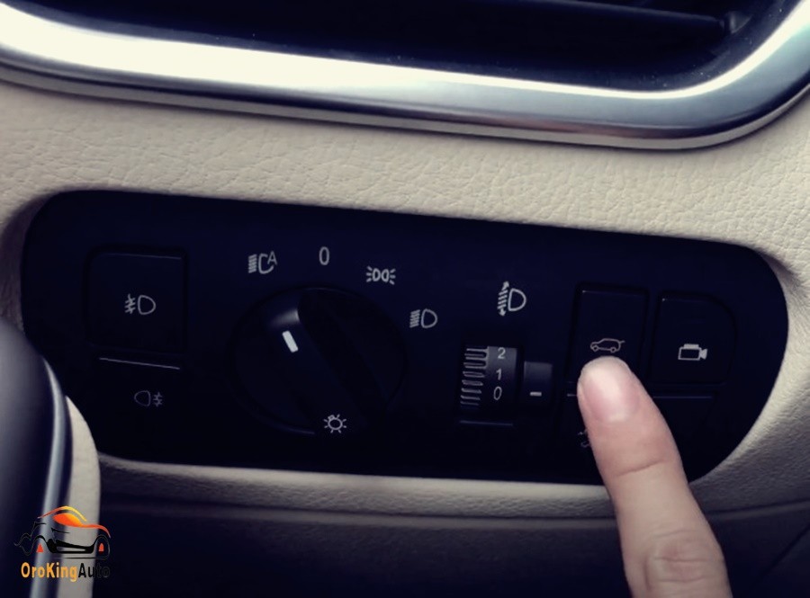 Nút khóa/mở cửa kính điện trên bảng điều khiển cửa lái, hướng dẫn sử dụng các nút trên xe ô tô để kiểm soát cửa kính