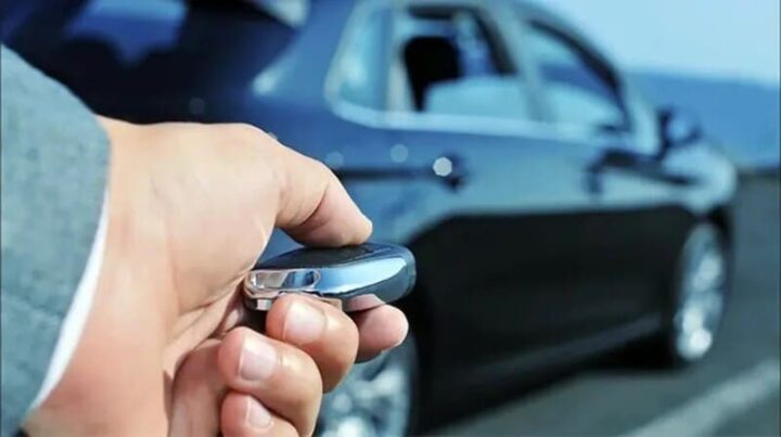 Biểu tượng cách mở cốp xe ô tô trên chìa khóa Smartkey hiện đại