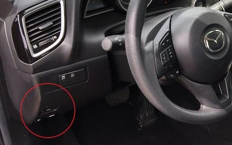 Vị trí nút bấm mở cốp xe ô tô trên cụm điều khiển tại bảng taplo