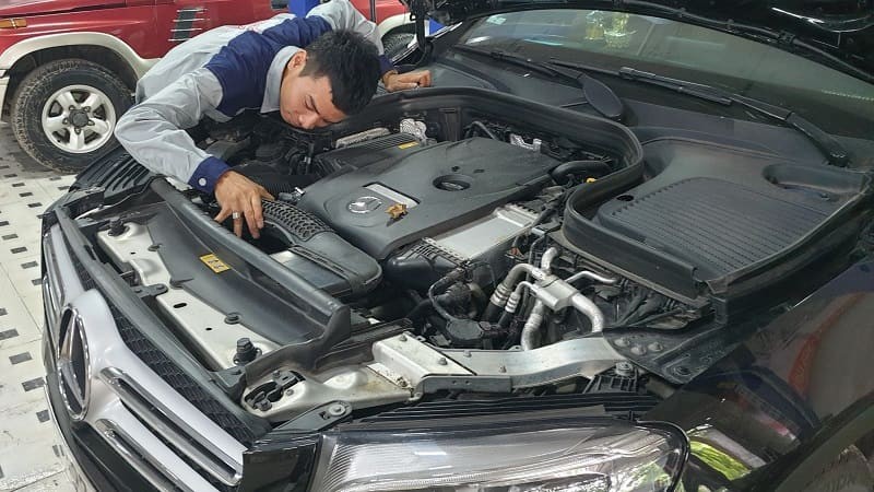 Kỹ thuật viên đang tiến hành sửa chữa để khắc phục lỗi xe ô tô không bốc