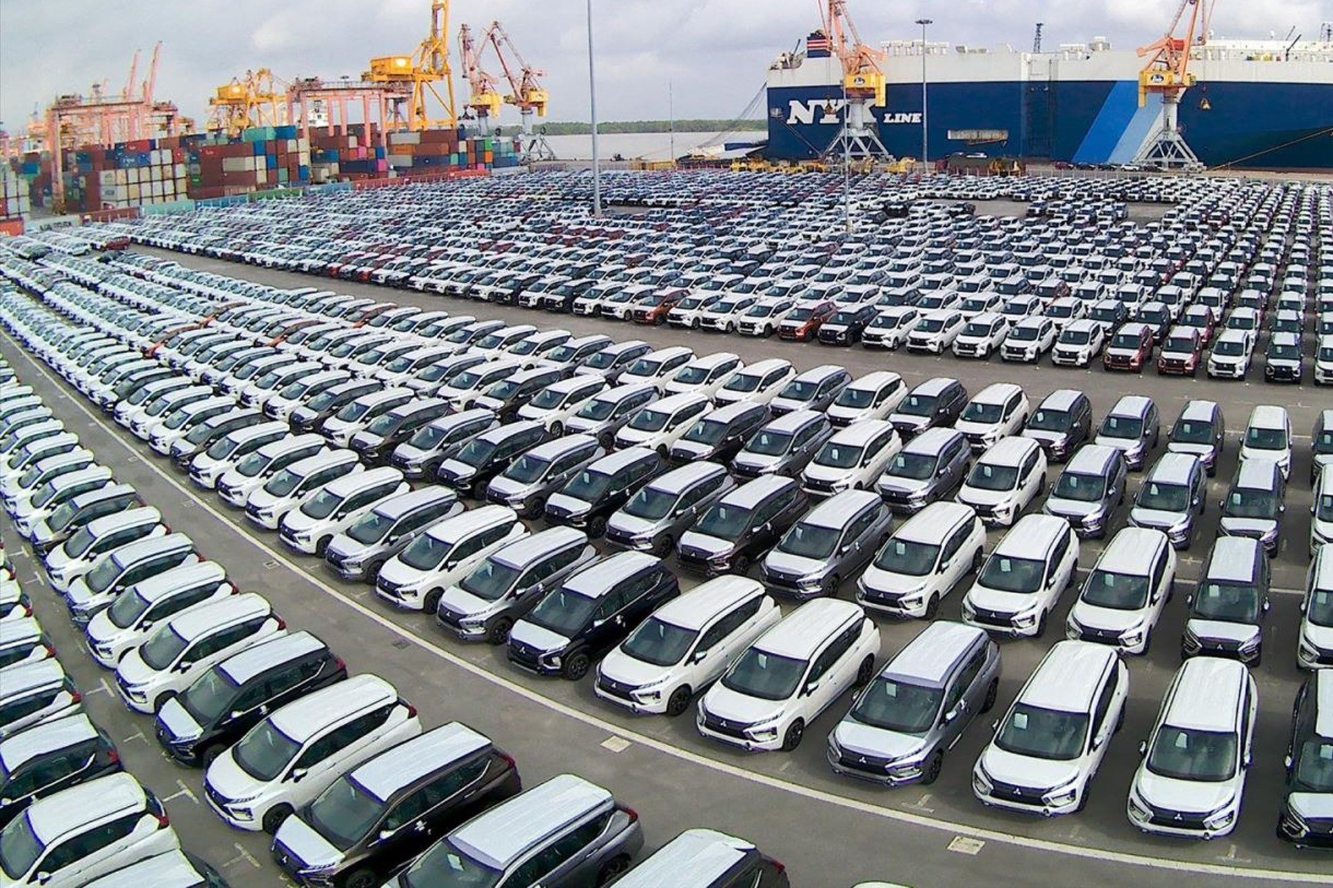 Ước tính khoảng 8.000 ô tô nhập khẩu nguyên chiếc (CBU) về Việt Nam trong tháng 11/2023, phản ánh thực trạng của thị trường.
