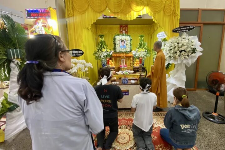 Gia đình nạn nhân vụ xe ô tô cán qua người ở Đồng Nai tổ chức lễ cầu siêu, thể hiện nỗi đau và mong muốn công lý