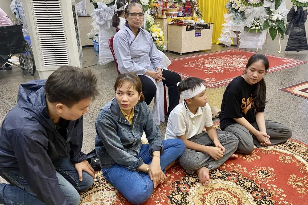 Gia đình nạn nhân vụ xe ô tô cán qua người động viên nhau vượt qua mất mát, kêu gọi điều tra công bằng về vụ tai nạn.