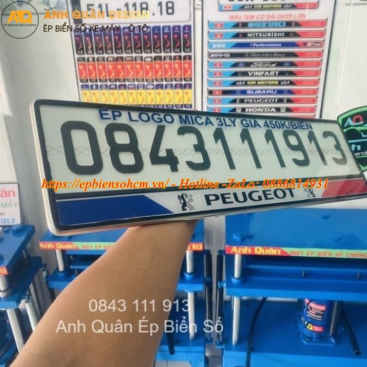 Khung biển số xe ô tô châu Âu phong cách BMW, chi tiết tinh xảo và độc đáo.