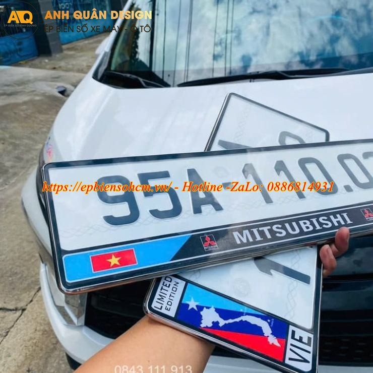 Khung biển số xe ô tô châu Âu màu đen bóng, tăng vẻ mạnh mẽ và cá tính cho xe.
