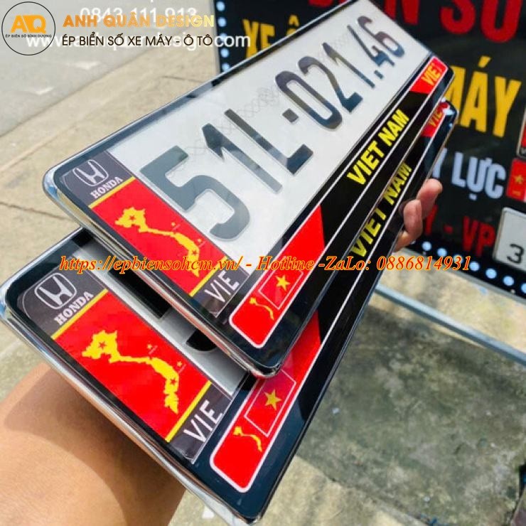 Khung biển số xe ô tô châu Âu với cờ quốc gia, mang đậm phong cách châu Âu.