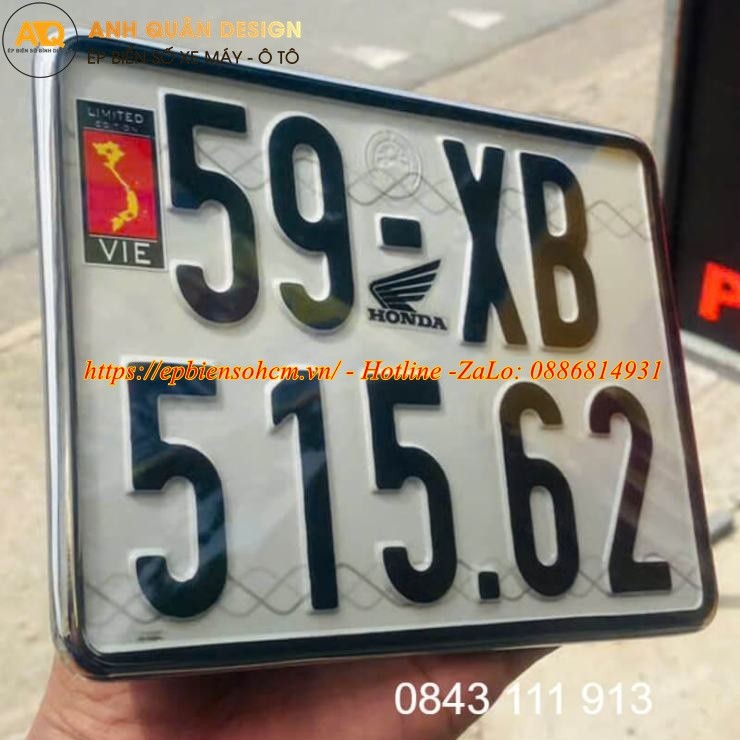 Ốp biển số xe máy châu Âu với đường viền tinh xảo, thể hiện phong cách riêng.