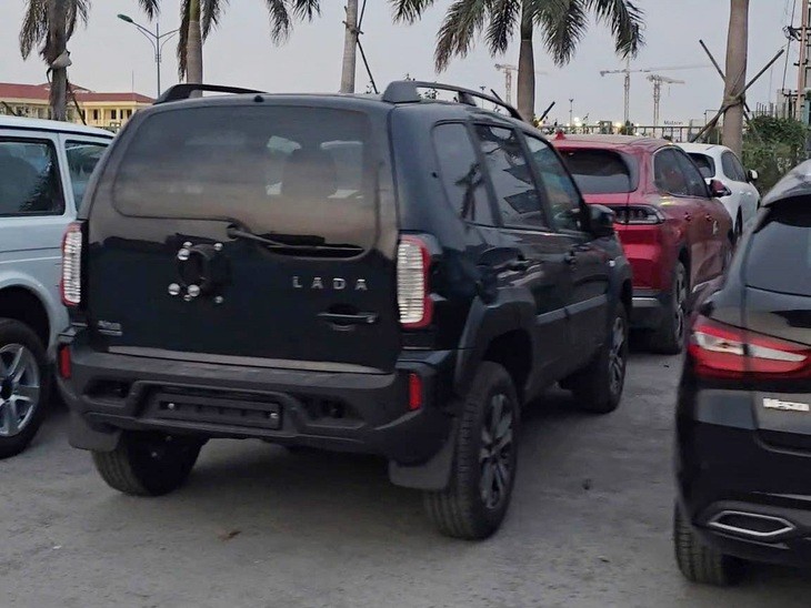 Lada Niva Travel hiện đại và bề thế hơn Niva, hứa hẹn một mức giá xe ô tô Lada hấp dẫn cho người tiêu dùng Việt Nam.