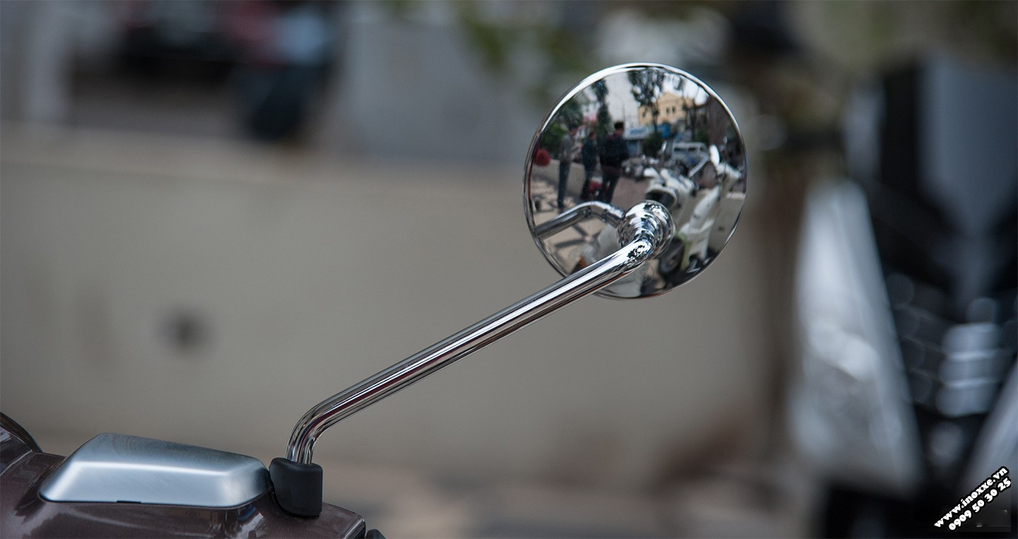 Người mẫu bên cạnh xe Peugeot Django, tôn lên vẻ đẹp thanh lịch