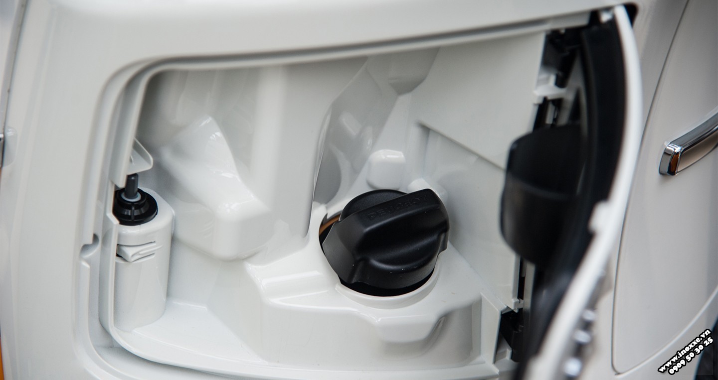 Hộc chứa đồ phía trước tiện lợi của Peugeot Django, dễ dàng tiếp cận