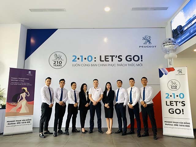 Đội ngũ nhân viên chuyên nghiệp tại đại lý hãng xe ô tô Peugeot sẵn sàng phục vụ khách hàng