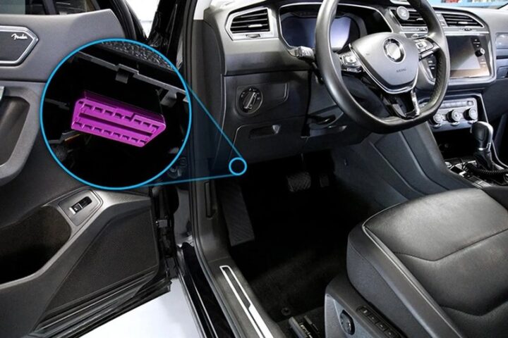 Thiết bị đọc lỗi OBD-II phổ biến được kết nối với cổng chẩn đoán trên xe ô tô