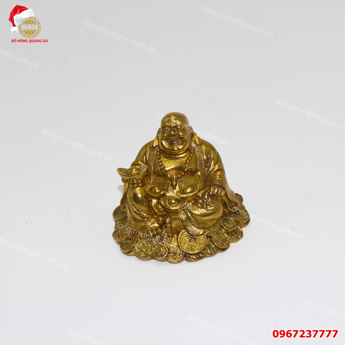 Tượng Phật Di Lặc cười để trên xe ô tô