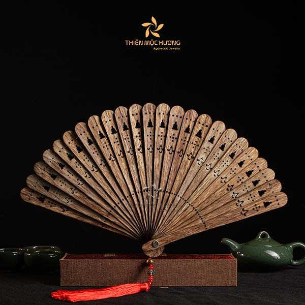 Quạt trầm hương Thiên Mộc Hương được làm từ gỗ trầm nguyên chất
