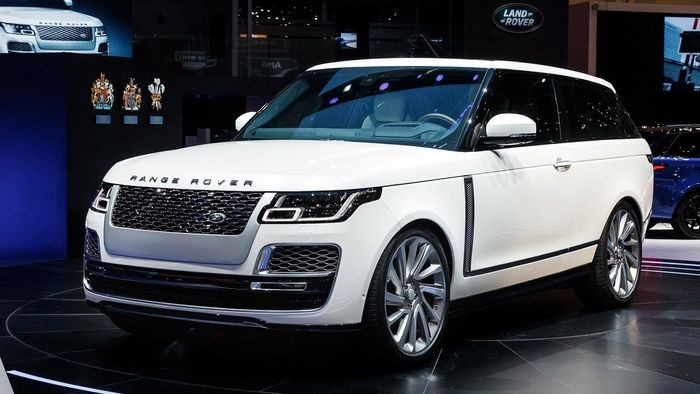 Mẫu xe Range Rover màu xanh đậm mạnh mẽ, chiếc SUV 5 chỗ sang trọng với khả năng off-road vượt trội, xứng đáng nằm trong danh sách xe ô tô 5 chỗ đẹp nhất.
