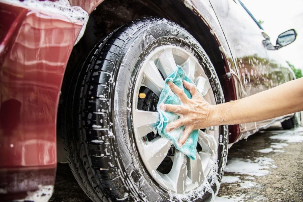 Dịch vụ rửa xe ô tô chuyên nghiệp tại bãi giữ xe tháng