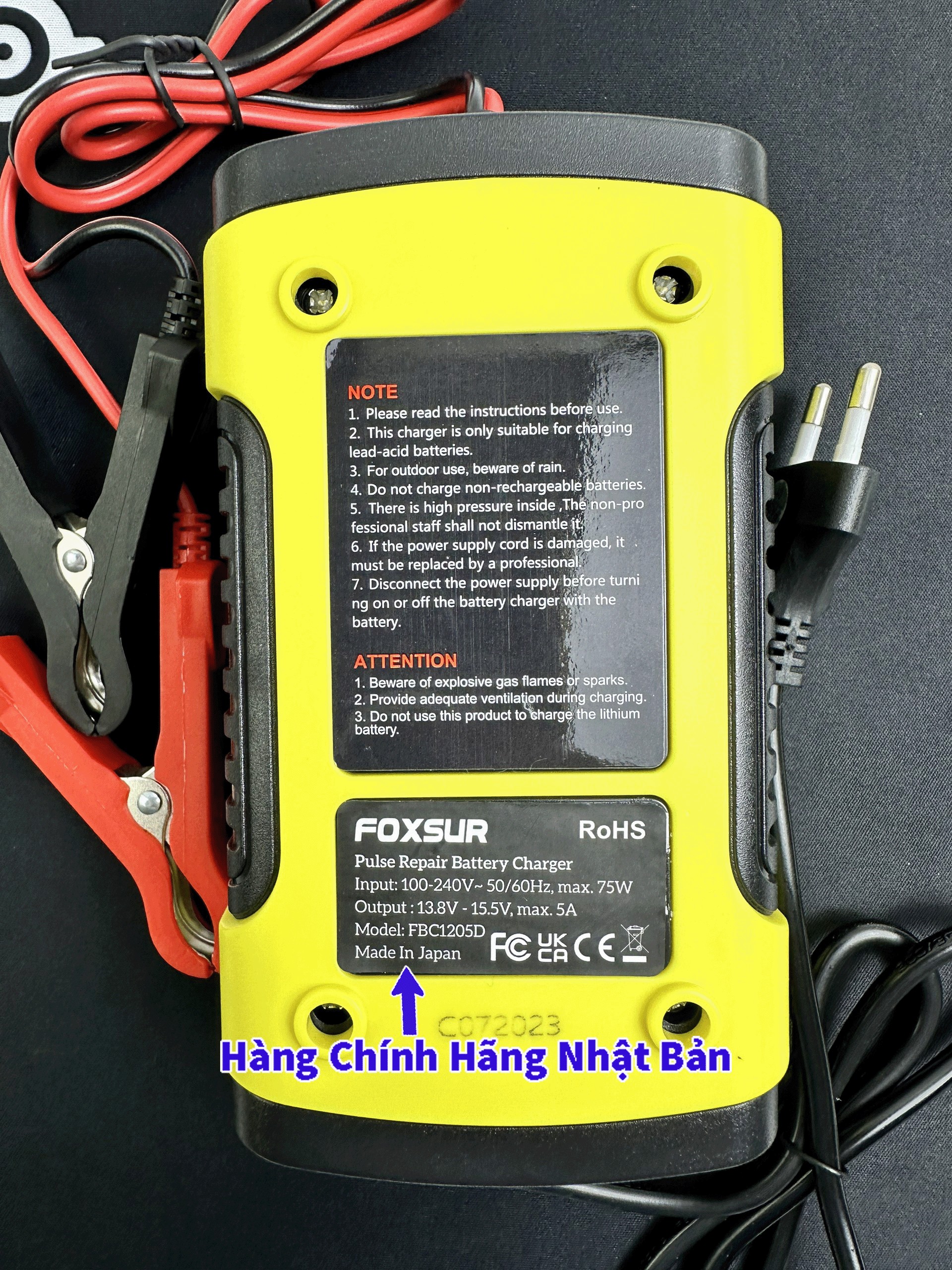 Màn hình LCD hiển thị thông tin sạc của bộ sạc Foxsur