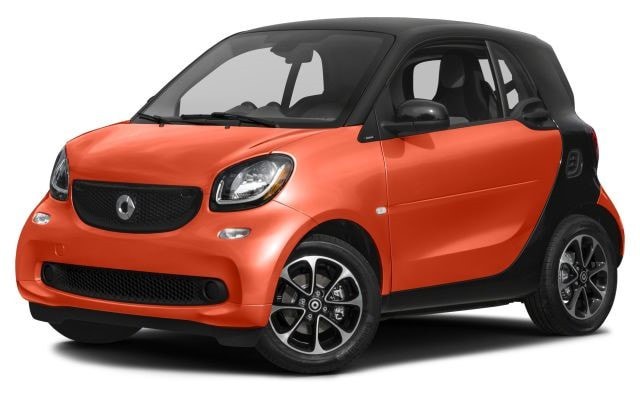 Xe ô tô 2 chỗ Smart Fortwo nhìn từ phía trước, nổi bật đèn pha LED và logo hãng.