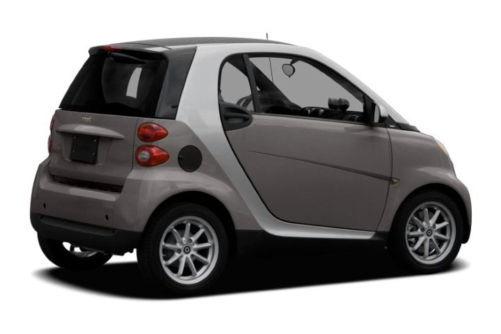 Phần đuôi của xe ô tô 2 chỗ Smart Fortwo với đèn hậu tách rời, thiết kế hiện đại.