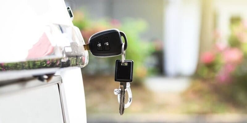Sử dụng chìa khóa chuyên dụng để mở cốp xe ô tô trong trường hợp khẩn cấp