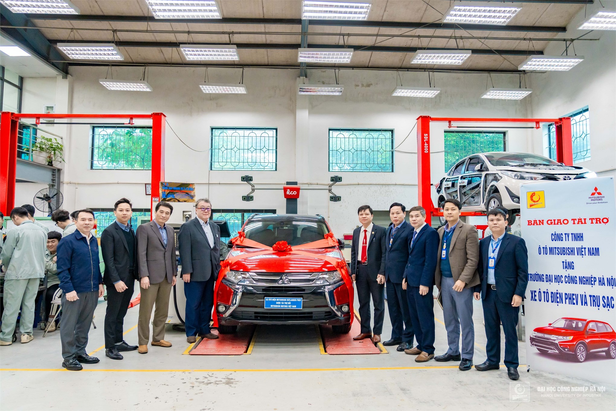 Thiết bị tài trợ gồm xe ô tô Mitsubishi Outlander PHEV và trụ sạc sẽ là công cụ thiết thực trong việc học tập, thực hành của sinh viên ngành Công nghệ ô tô