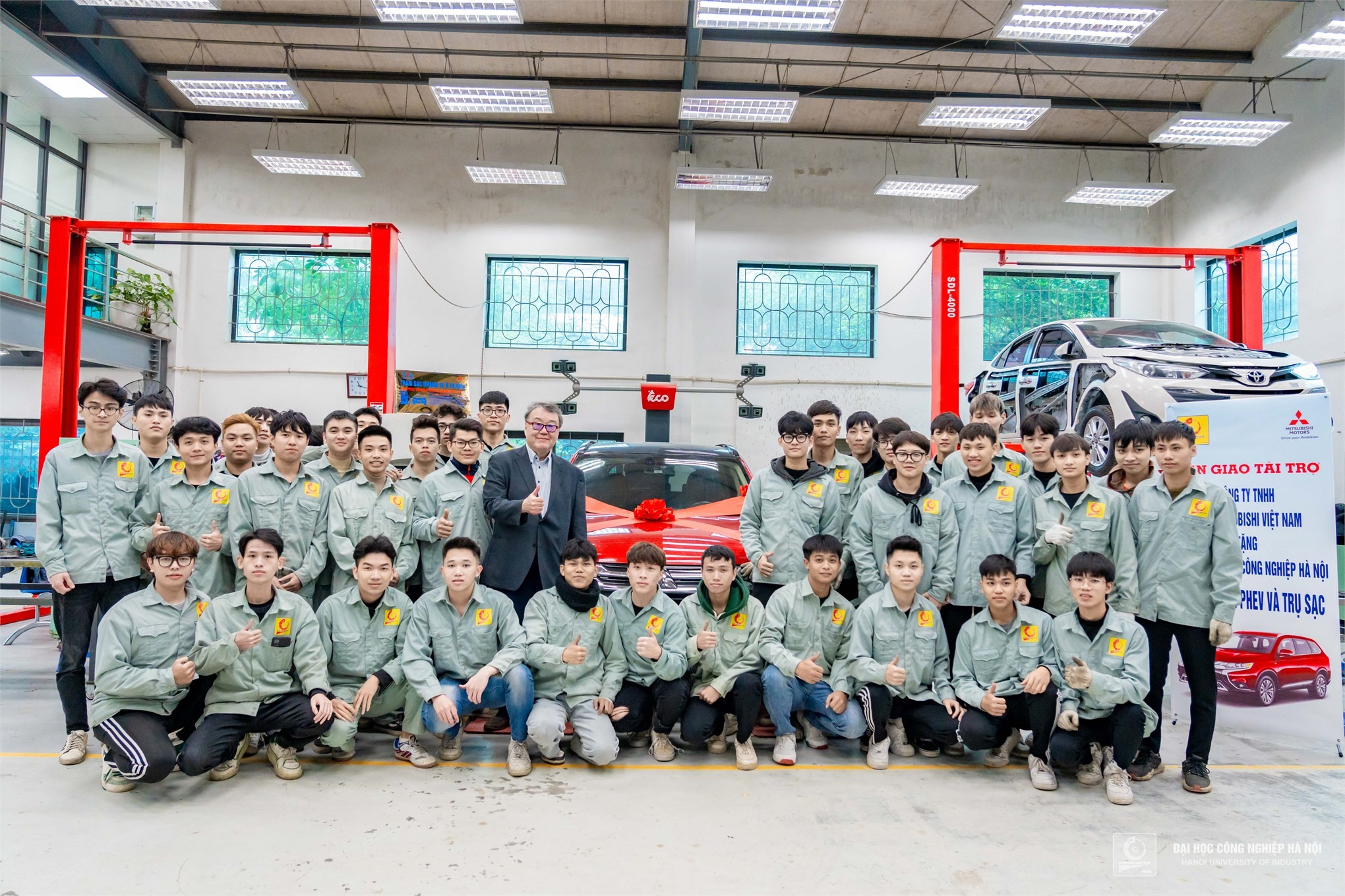 Ông Ryujiro Kobashi - Tổng Giám đốc Công ty TNHH Ô tô Mitsubishi Việt Nam rất ấn tượng bởi sự thân thiện của sinh viên HaUI
