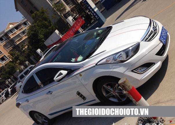 Cuộn chỉ trang trí decal màu vàng chrome trên nền xe đỏ
