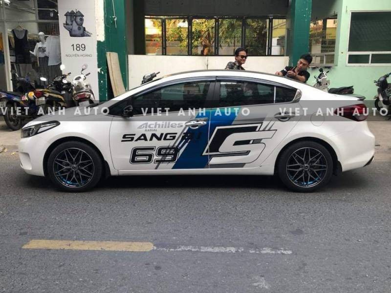 Kỹ thuật dán tem xe ô tô độ chuyên nghiệp tại Việt Anh Auto