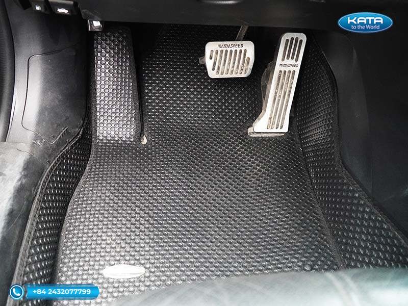 Thảm xe ô tô Mazda 3 phiên bản Full Option tại vị trí ghế lái với đường cắt CNC chính xác