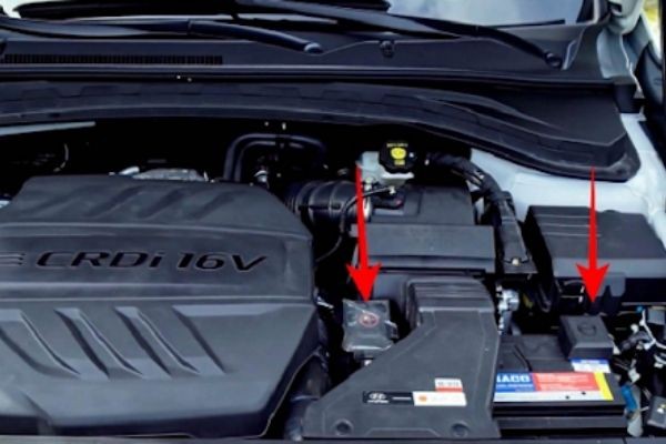 Phân biệt cực dương (+) màu đỏ và cực âm (-) màu đen trên ắc quy xe ô tô để thực hiện cách thay ắc quy đúng