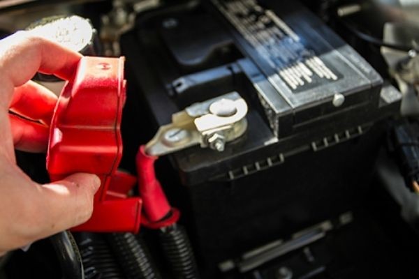Lắp đặt dây cáp cực dương trước, sau đó là cực âm vào bình ắc quy mới và siết chặt bằng cờ lê