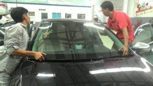 Dịch vụ thay kính chắn gió xe ô tô Elantra chuyên nghiệp