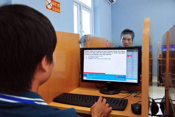 Người lái xe thực hiện 20 đề thi sát hạch lái xe ô tô lý thuyết B1, B2 trực tuyến trên máy tính