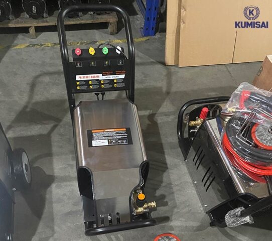 Thiết kế cứng cáp, hiện đại của máy rửa xe ô tô cao áp Kungfu KF 3.0KW với khung nhôm và bánh xe tiện lợi.