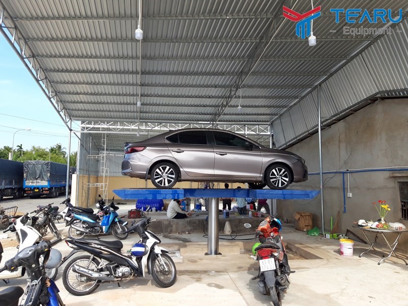 Khu trưng bày thiết bị rửa và chăm sóc xe cần chuyên nghiệp và gọn gàng 