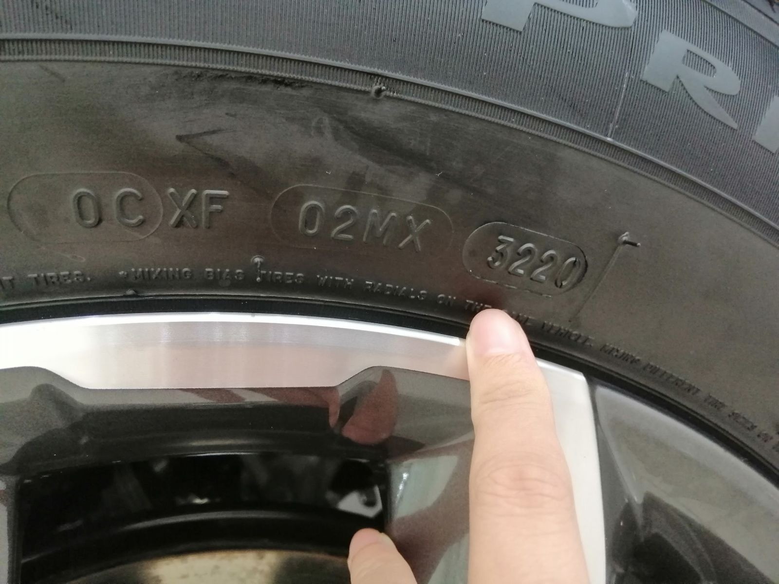 Vị trí mã DOT thể hiện tuần và năm sản xuất, giúp xác định tuổi thọ thông số lốp xe ô tô