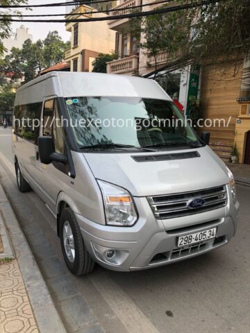 Ford Transit 16 chỗ đang được rửa xe