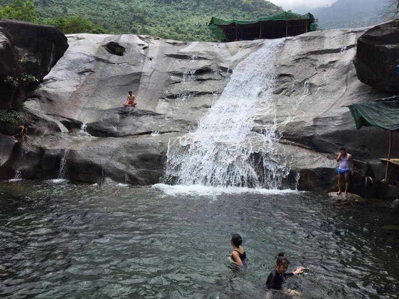 Hòa mình vào làn nước mát Suối Mơ – Lăng Cô