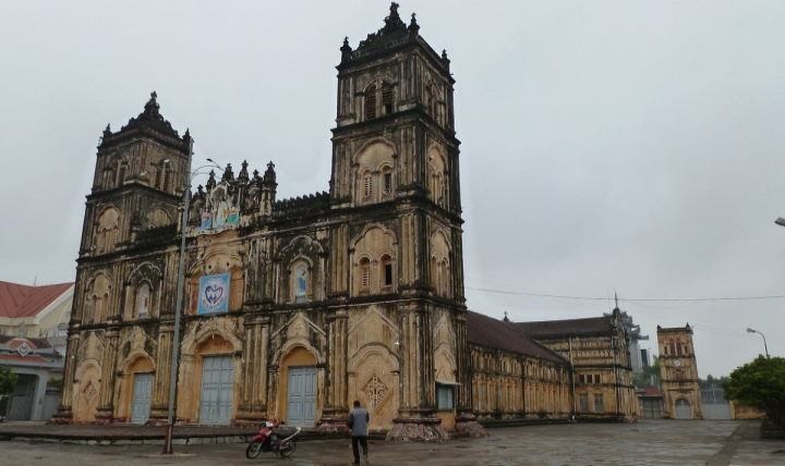 Trải nghiệm dịch vụ xe ô tô đi Nam Định tham quan Thánh đường Bùi Chu cổ kính