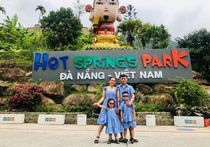 Một phụ nữ đang xếp hành lý vào cốp xe ô tô du lịch, thể hiện sự tiện lợi khi tìm hiểu bảng giá xe ô tô Đà Nẵng để lựa chọn phương tiện phù hợp.