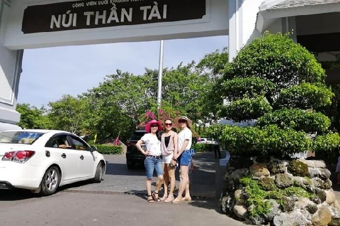 Nội thất xe ô tô hiện đại, minh họa các loại xe có thể thuê hoặc mua, ảnh hưởng trực tiếp đến bảng giá xe ô tô Đà Nẵng và trải nghiệm lái.